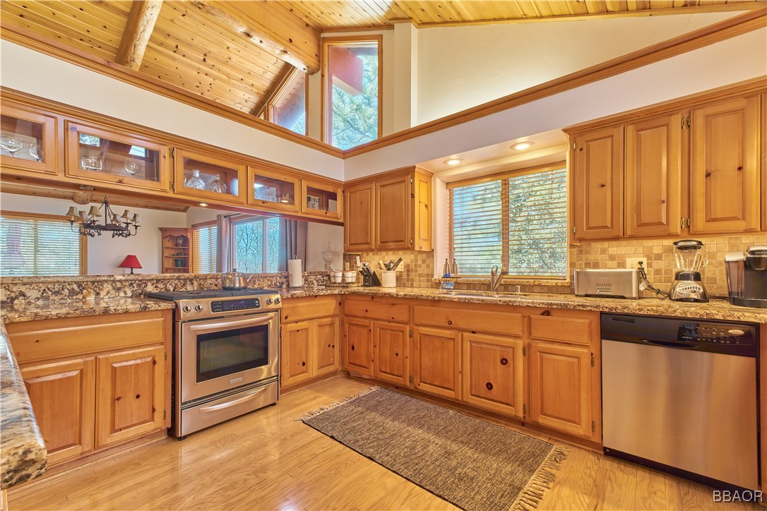 43669 Wolf Road Property Photo 8