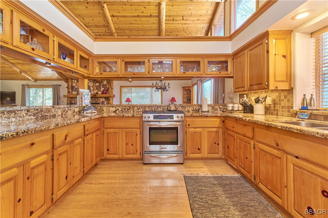 43669 Wolf Road Property Photo 9