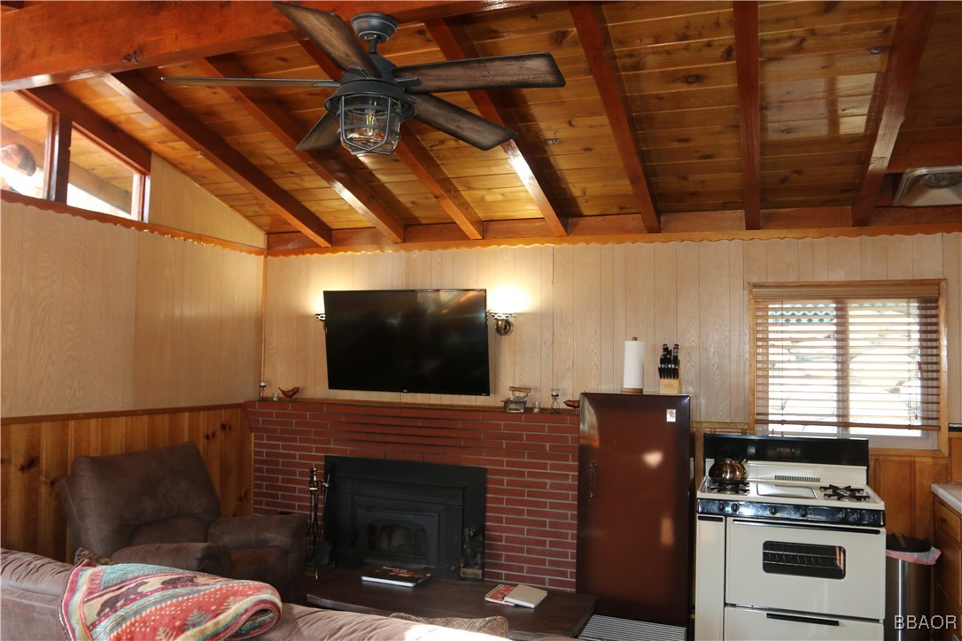 42584 Cougar Road Property Photo 2