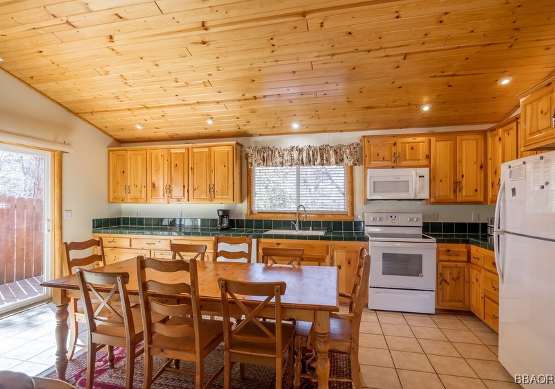 741 Villa Grove Avenue Property Photo 13