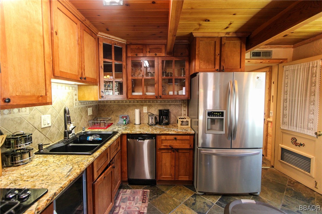 998 F Lane Property Photo 4