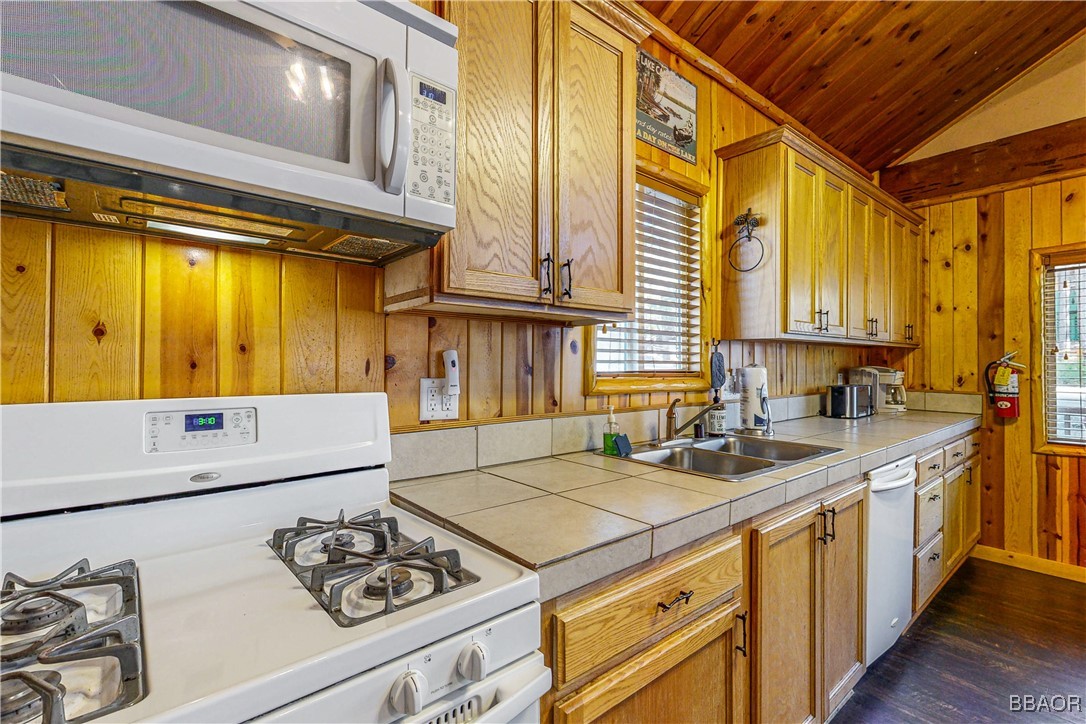 880 Edgemoor Road Property Photo 12