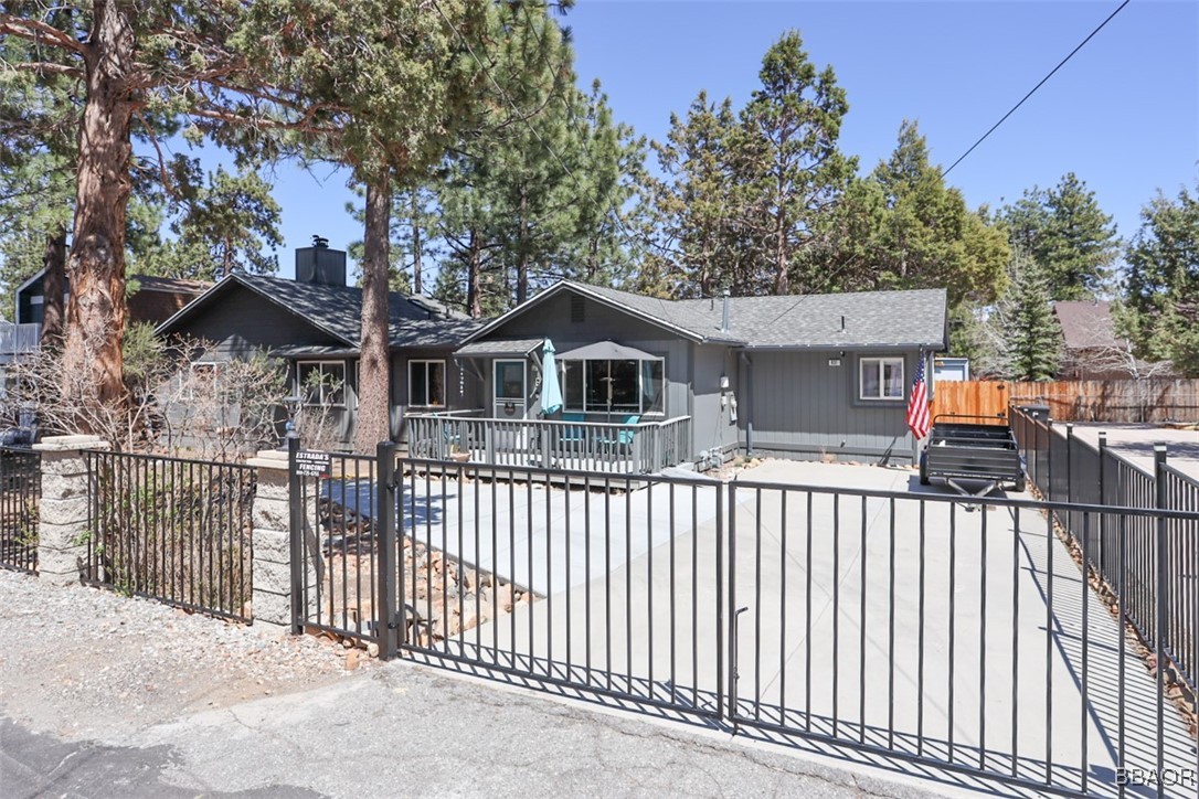 631 Vista Avenue Property Photo 2