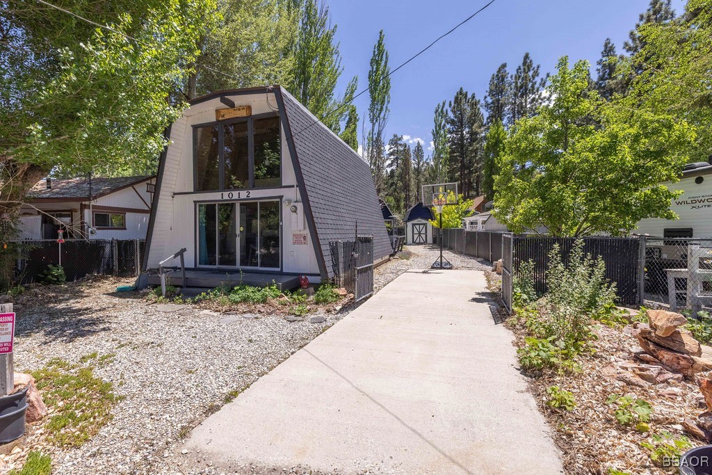 1012 East Fairway Boulevard Property Photo 2