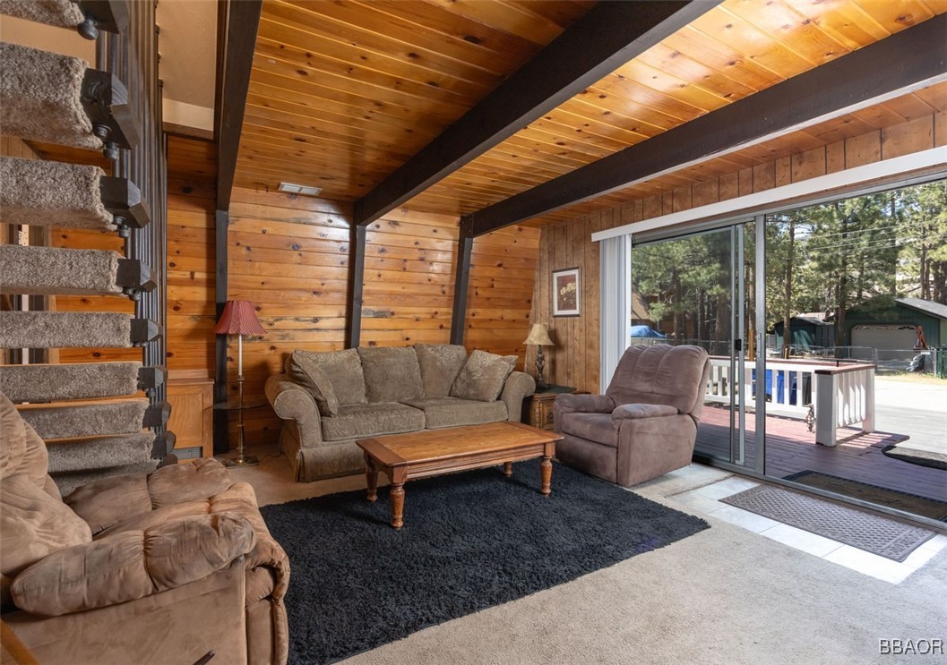 738 East Meadow Lane Property Photo 4