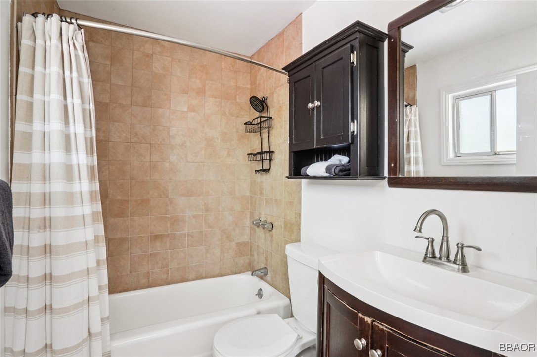 670 Villa Grove Avenue Property Photo 19