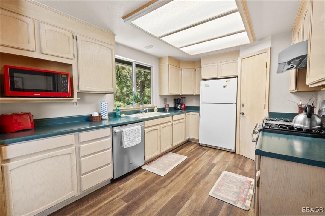 1396 La Crescenta Drive Property Photo 8