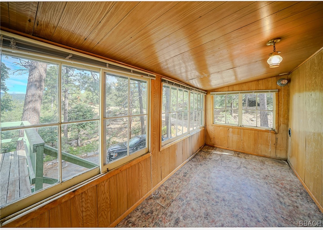 210 Pine Oak Ln Property Photo 4
