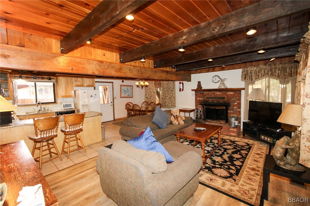 590 Summit Boulevard Property Photo 3