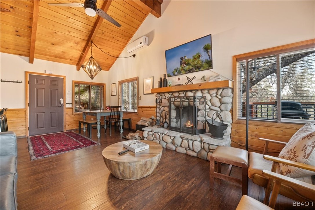 698 Villa Grove Avenue Property Photo 8