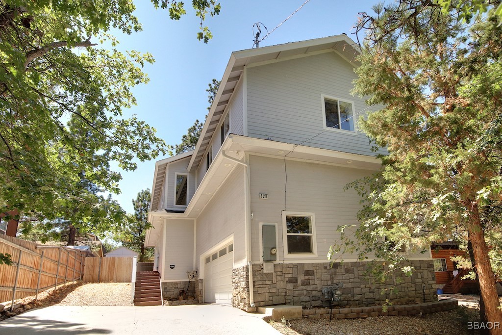 826 Santa Barbara Avenue Property Photo 1