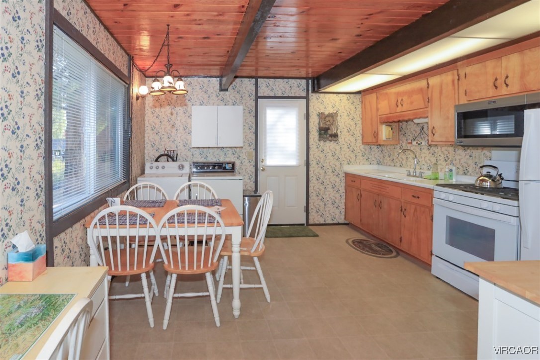 1060 Sierra Avenue Property Photo 9