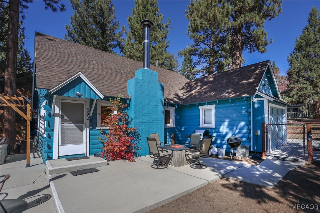 592 Douglas Street Property Photo 1
