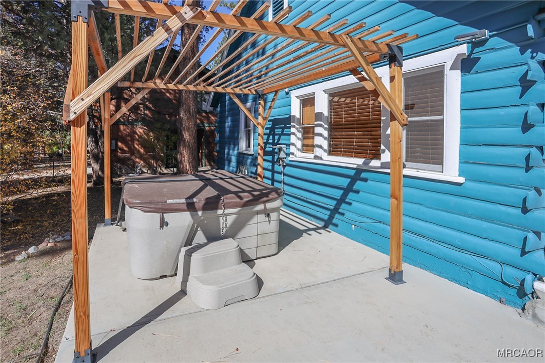 592 Douglas Street Property Photo 7