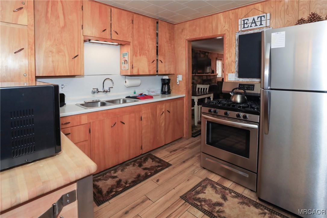 592 Douglas Street Property Photo 16