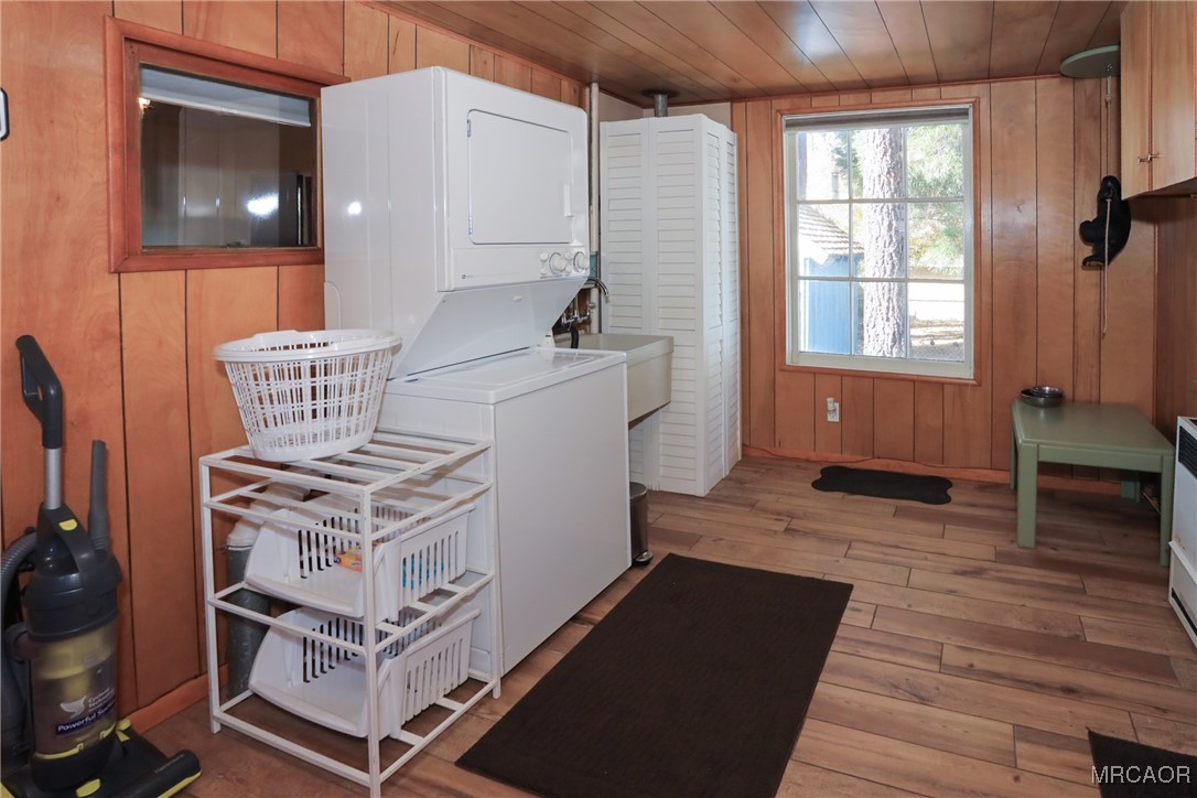 592 Douglas Street Property Photo 21