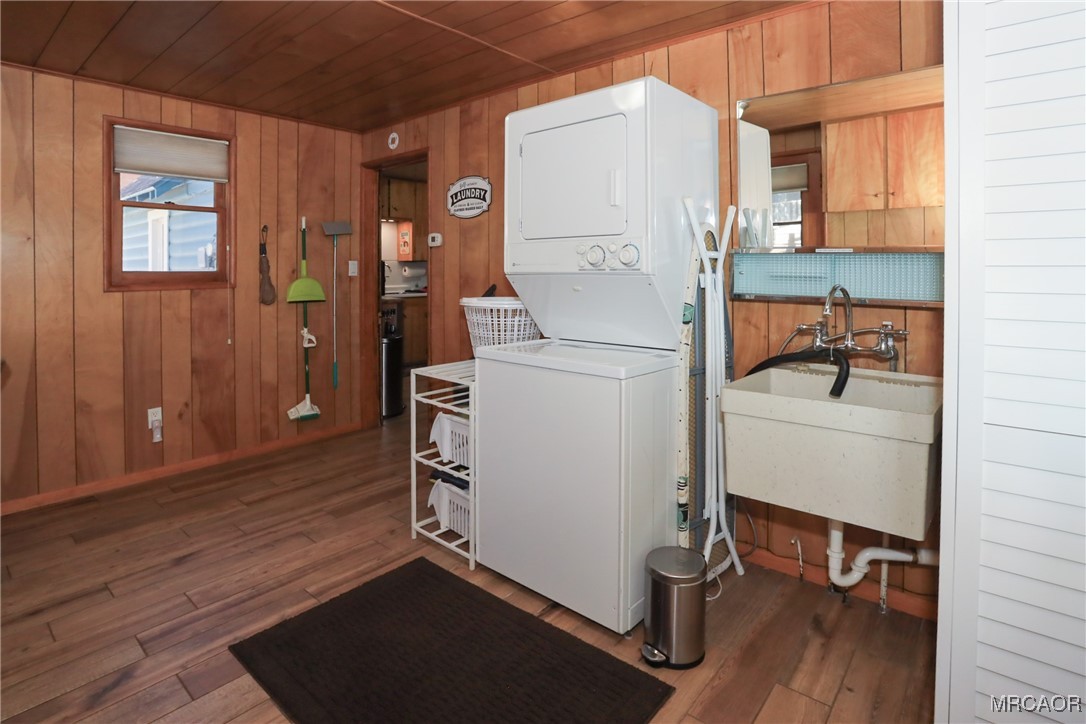 592 Douglas Street Property Photo 22