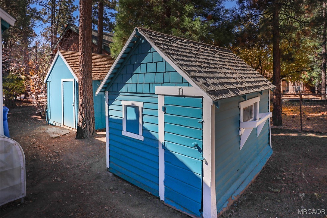 592 Douglas Street Property Photo 35