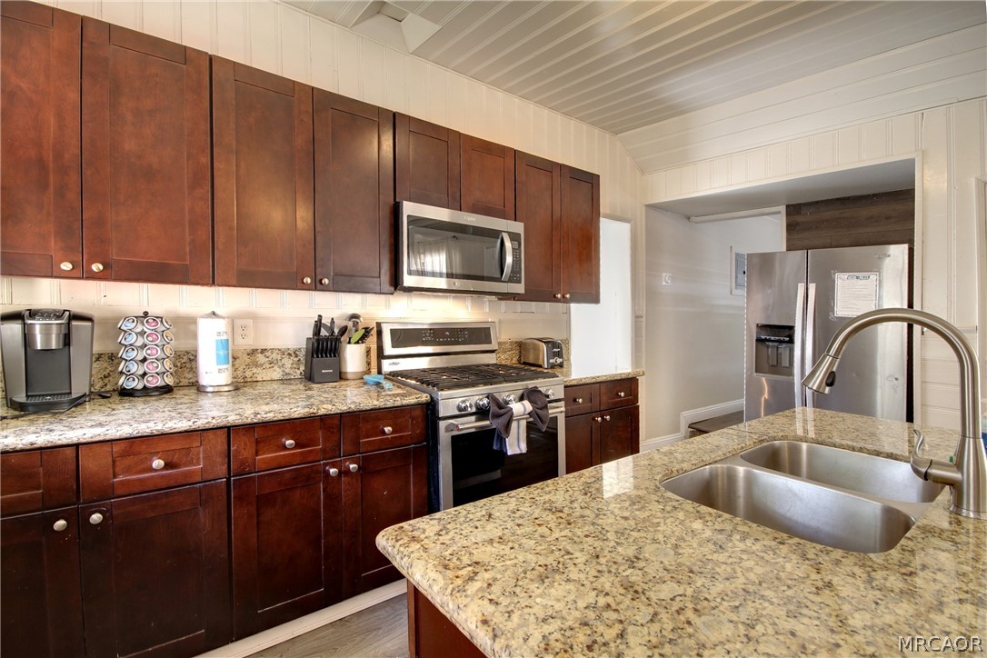 986 Cameron Drive Property Photo 13