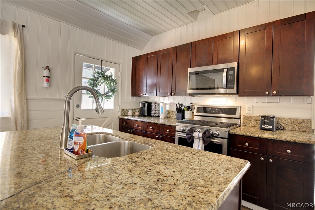 986 Cameron Drive Property Photo 14