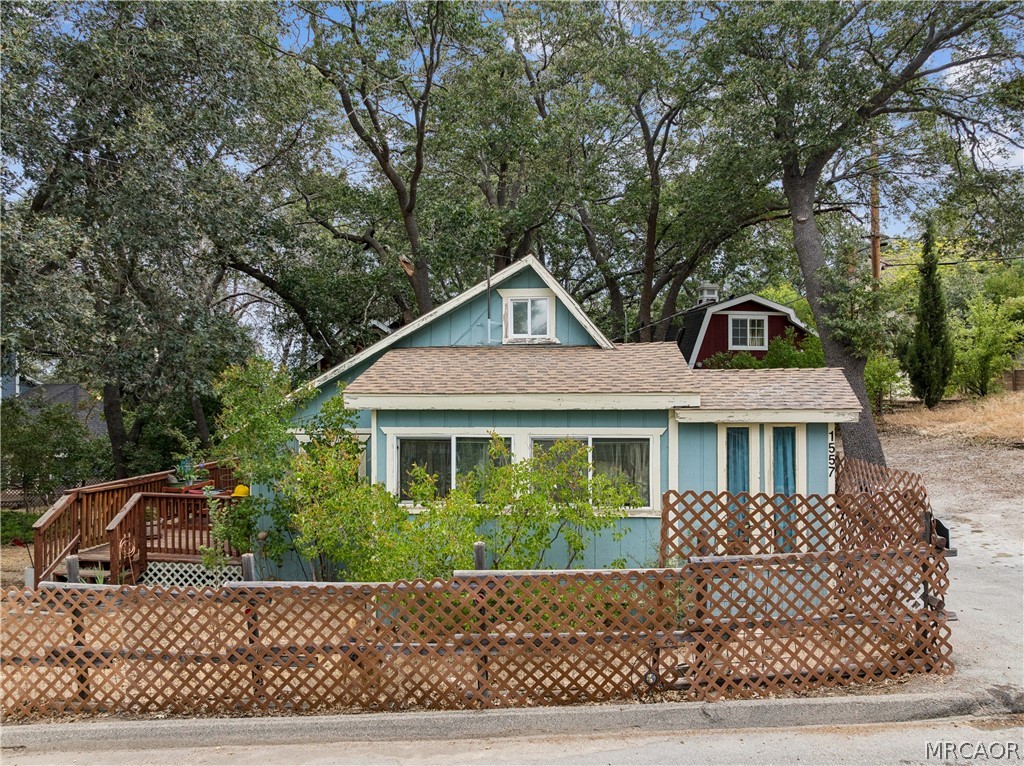 1557 Edge Cliff Drive Property Photo 1