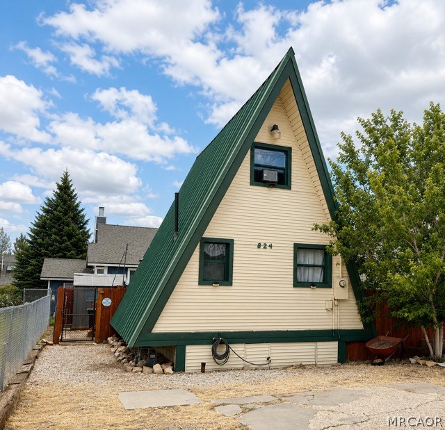 824 Pine Lane Property Photo 2
