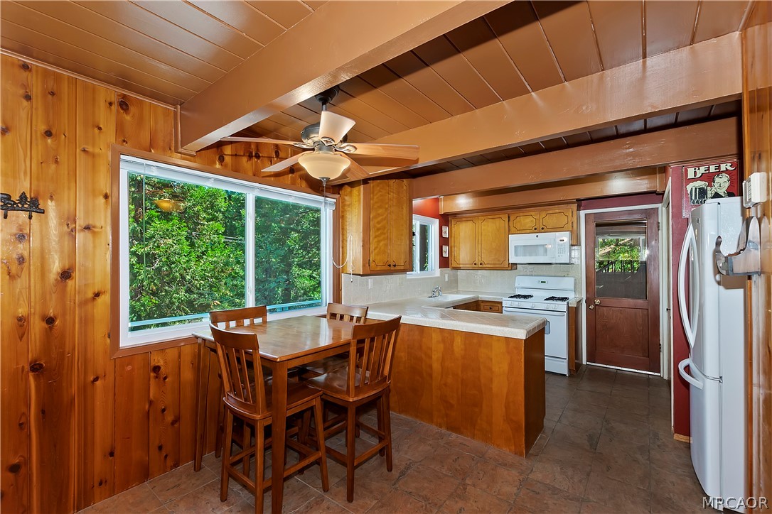 26661 Lake Forest Drive Property Photo 7