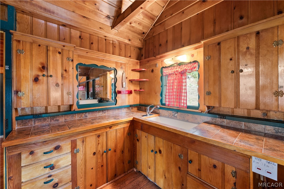 376 Pine Hill Drive Property Photo 4