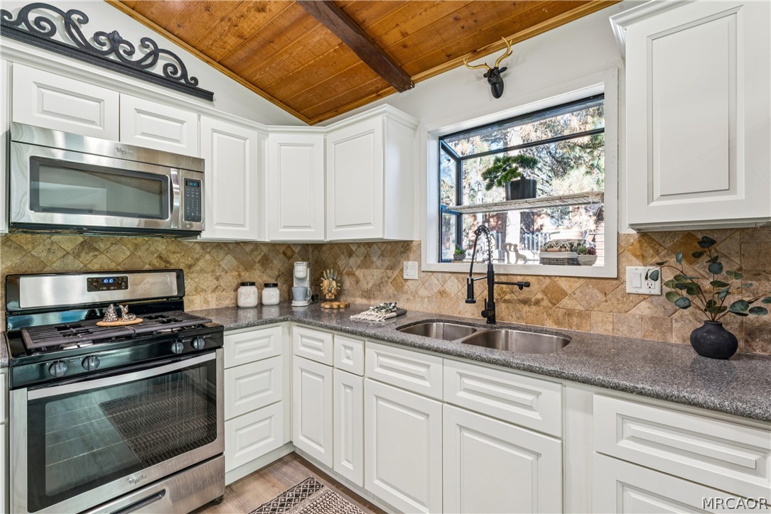 937 East Fairway Boulevard Property Photo 11