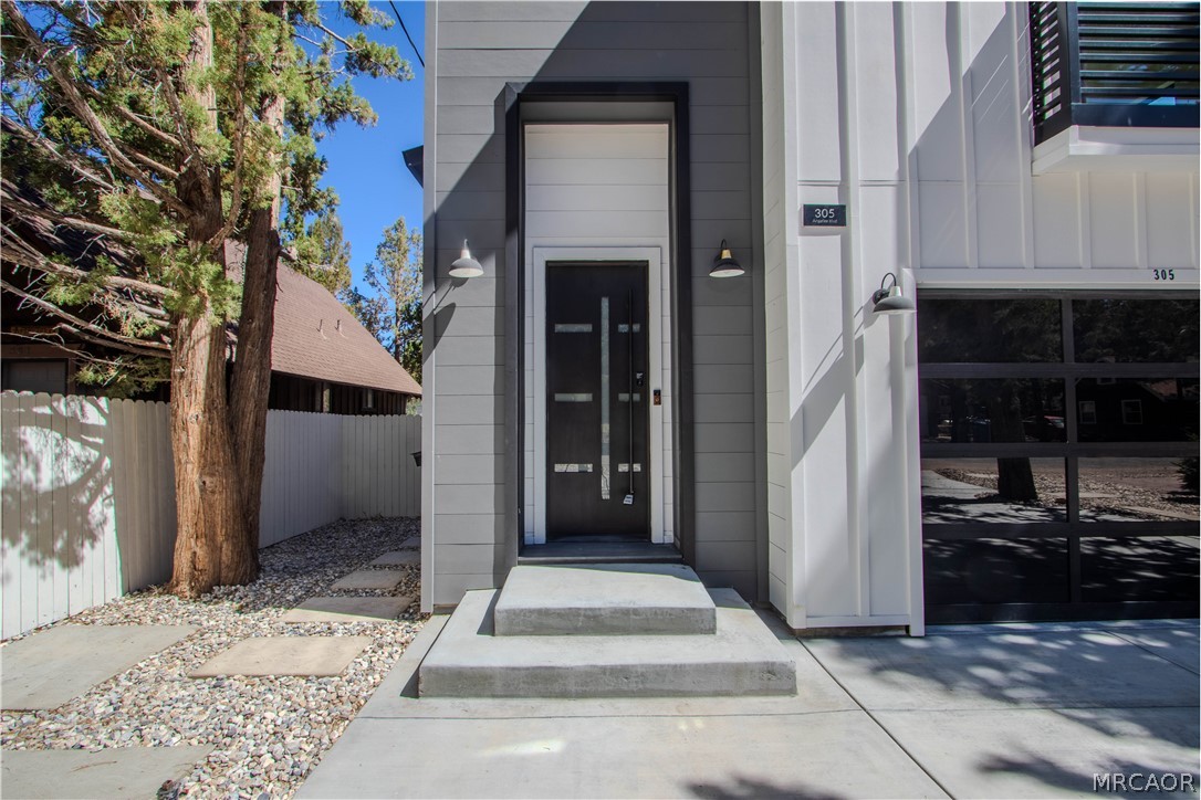305 East Angeles Boulevard Property Photo 4