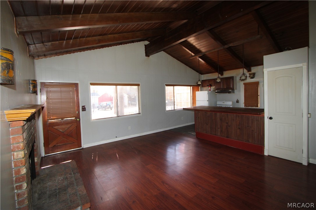 594 Lakewood Lane Property Photo 3