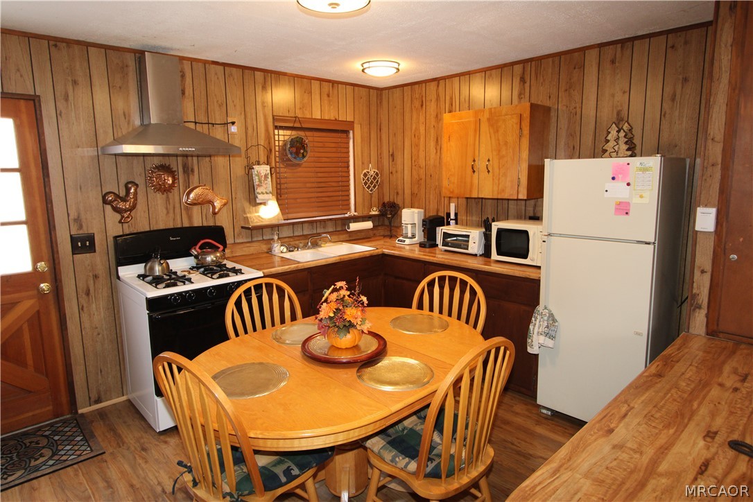 323 Hilltop Lane Property Photo 3