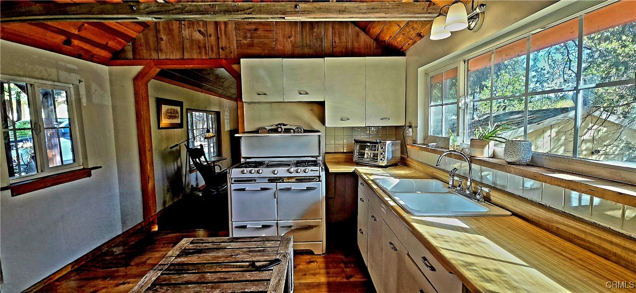 21661 Crest Forest Drive Property Photo 3