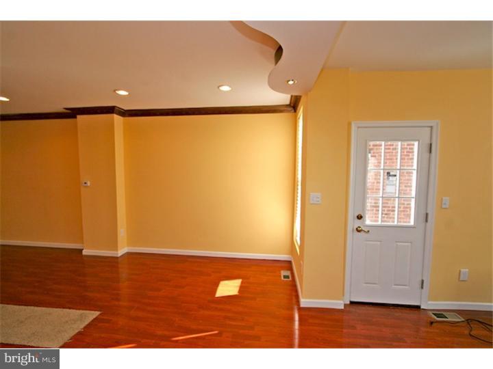 906 Marcella St Property Photo 4