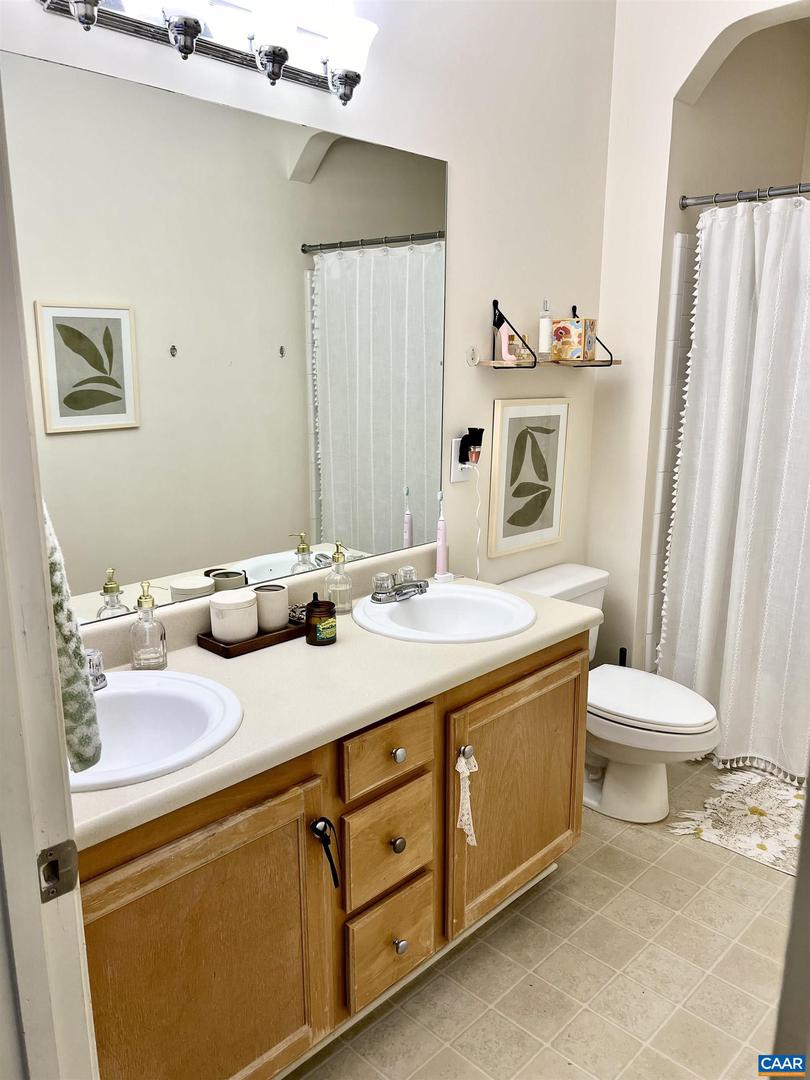 280 Riverbend Dr #4a Property Photo 9