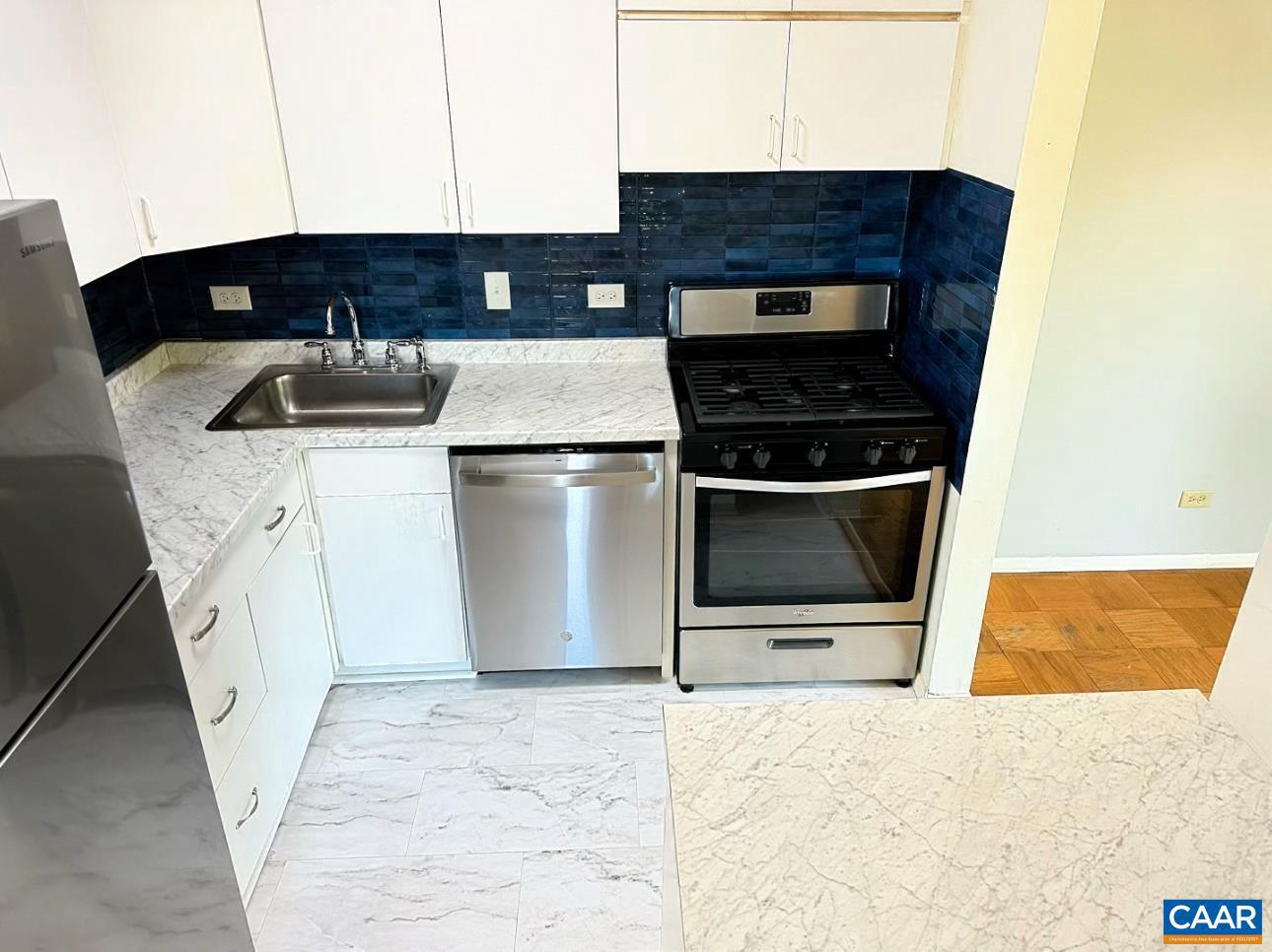 511 1st St #301 Property Photo 2
