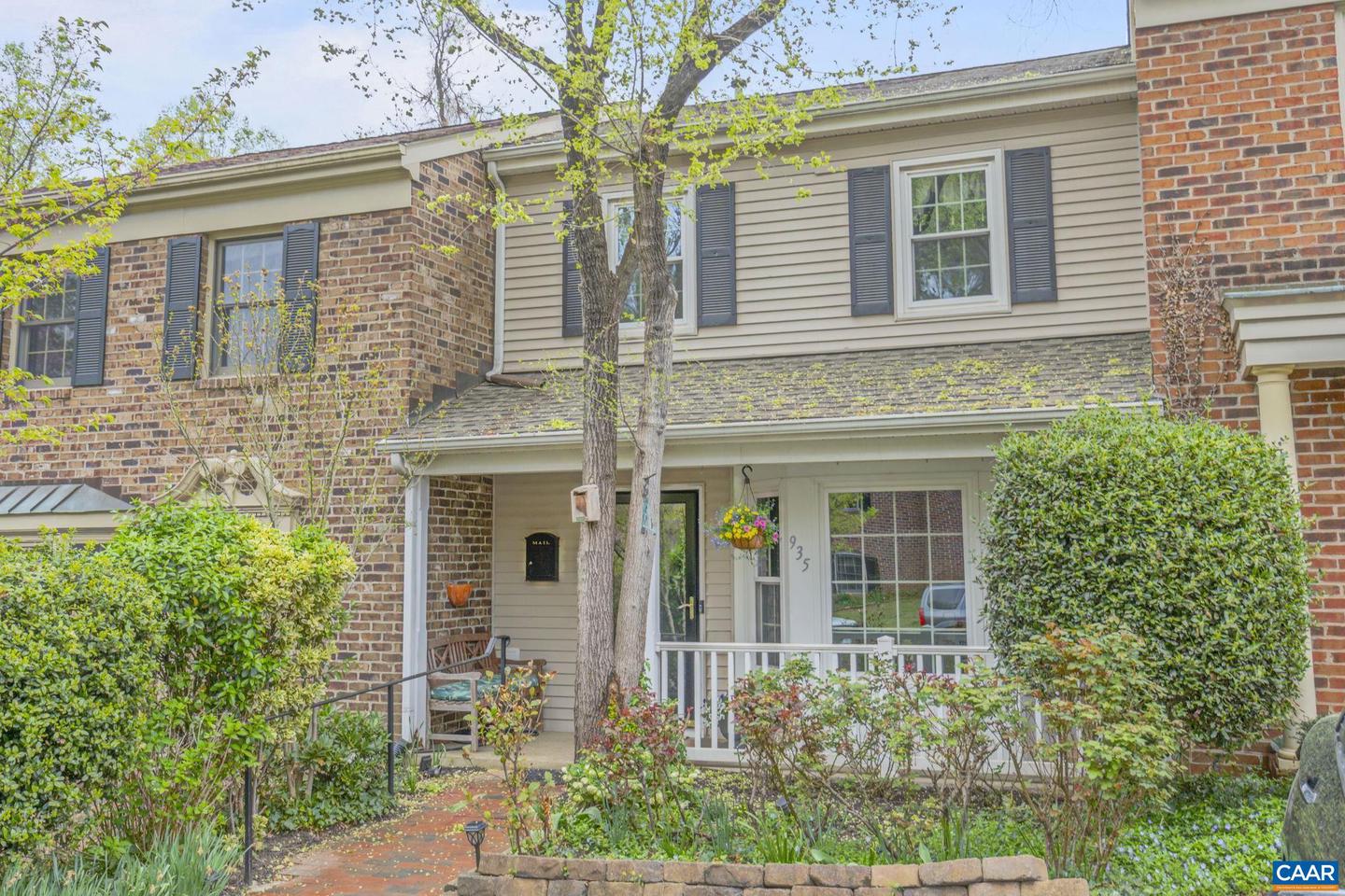 935 Huntwood Ln Property Photo 1