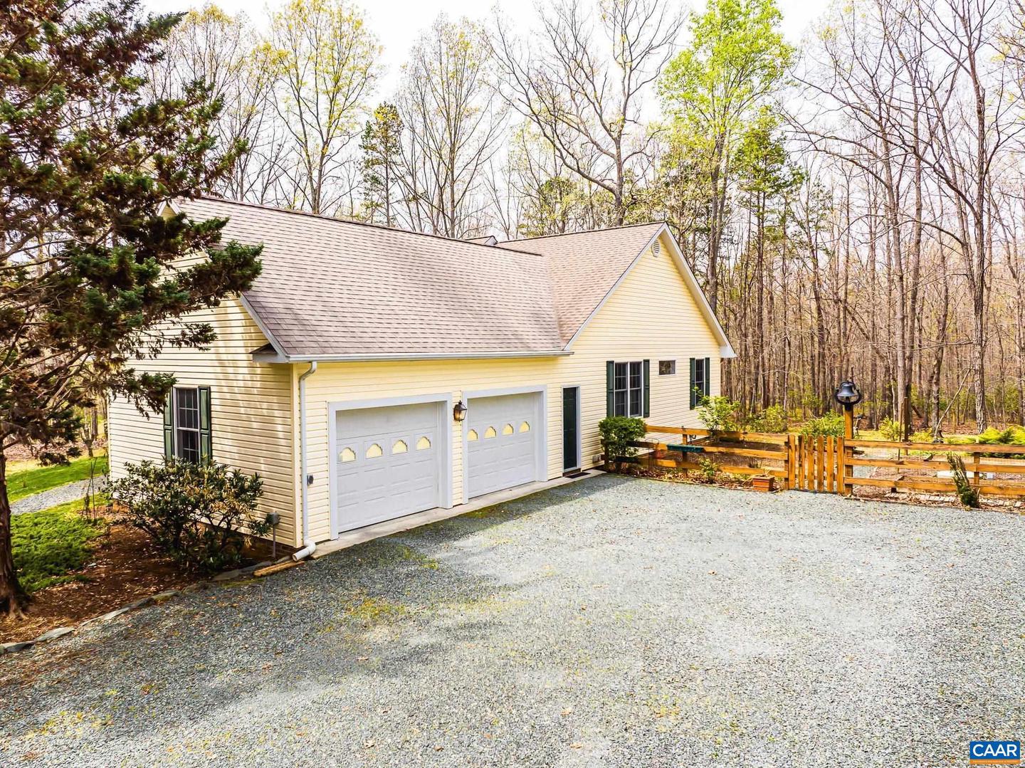 182 Fox Hollow Ln Property Photo 4