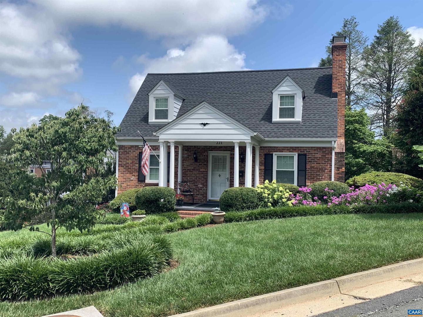 221 LEE AVE Property Photo 1