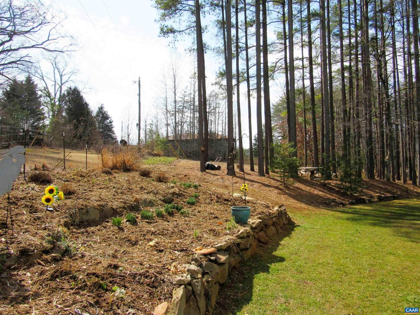 3324 Laurel Rd Property Photo 3