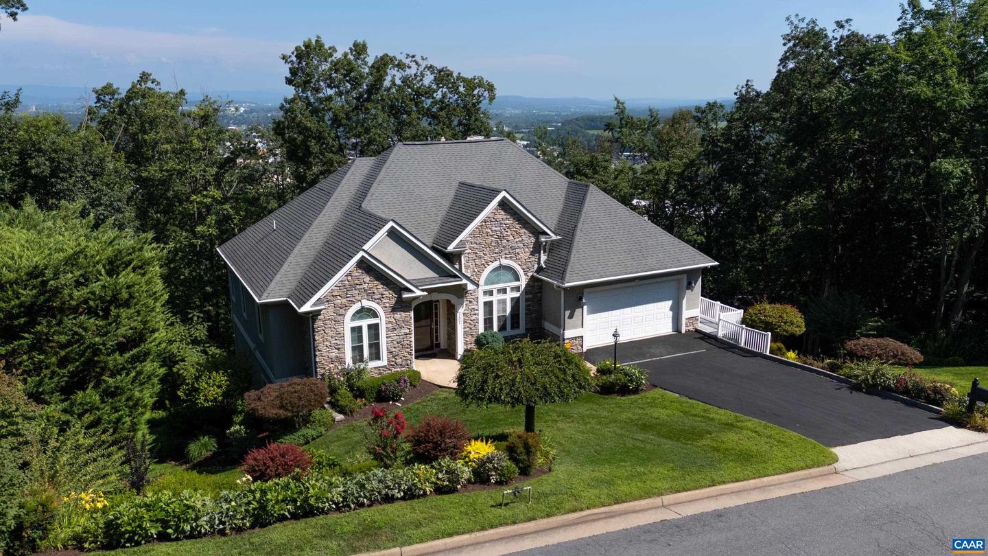 137 DIAMOND CT