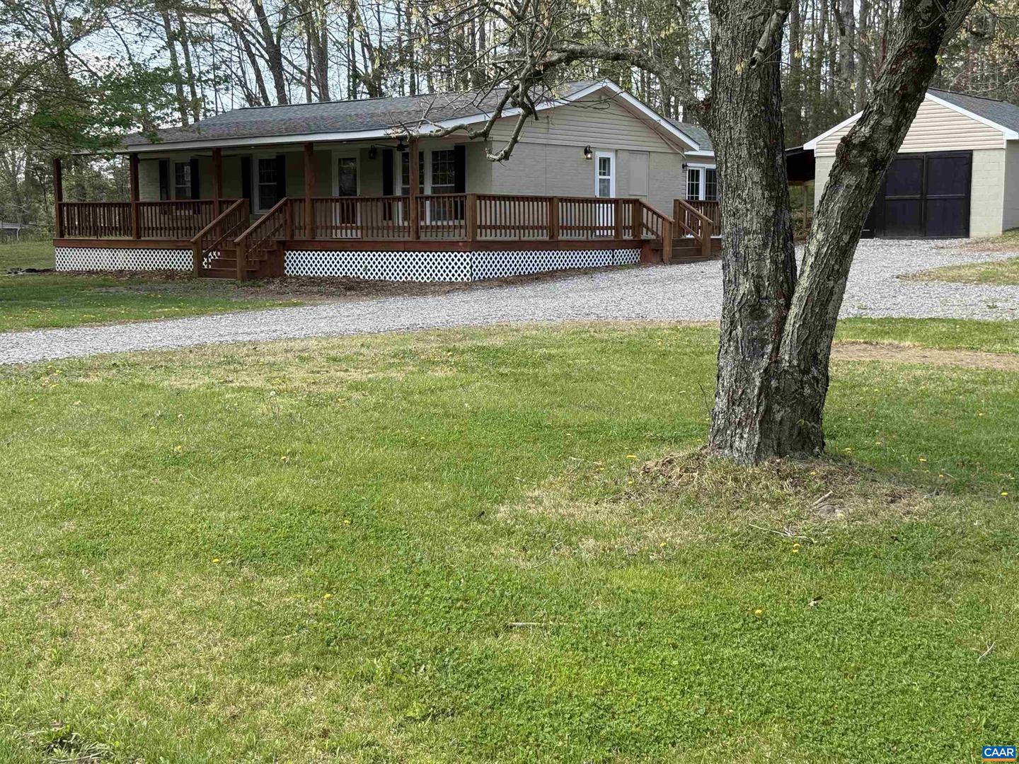 100 LAKE DR