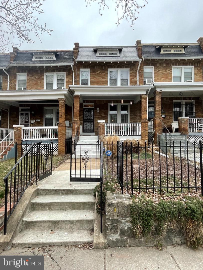 1325 Queen St Ne Property Photo 1