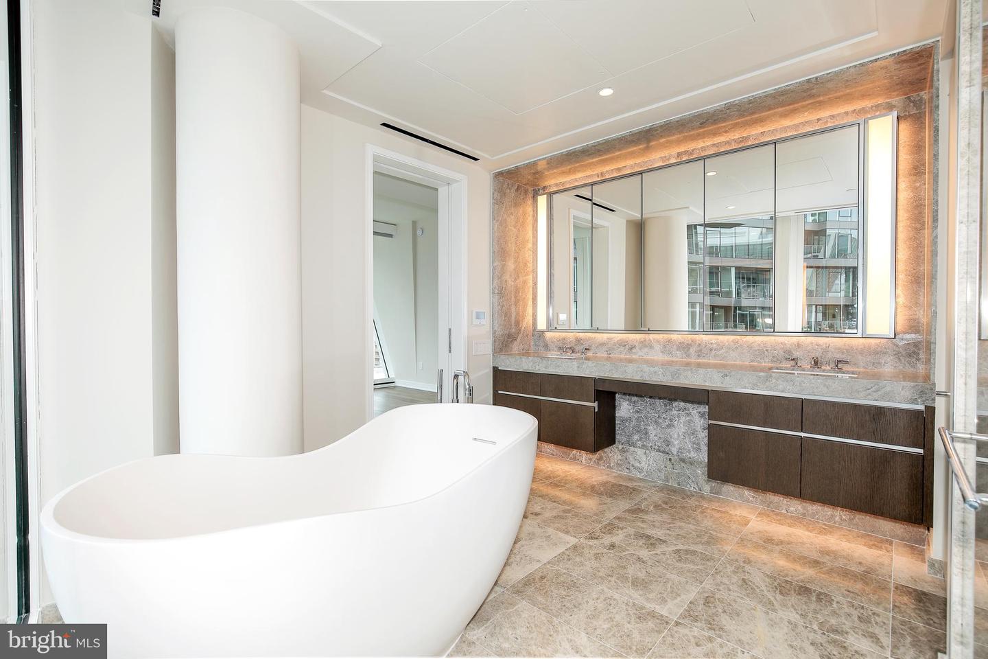 601 Wharf St Sw #905 Property Photo 11