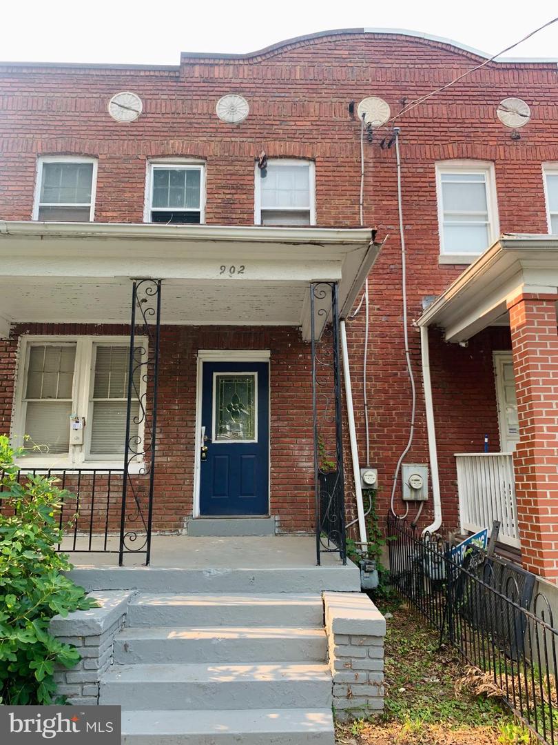 902 Irving St Ne Property Photo