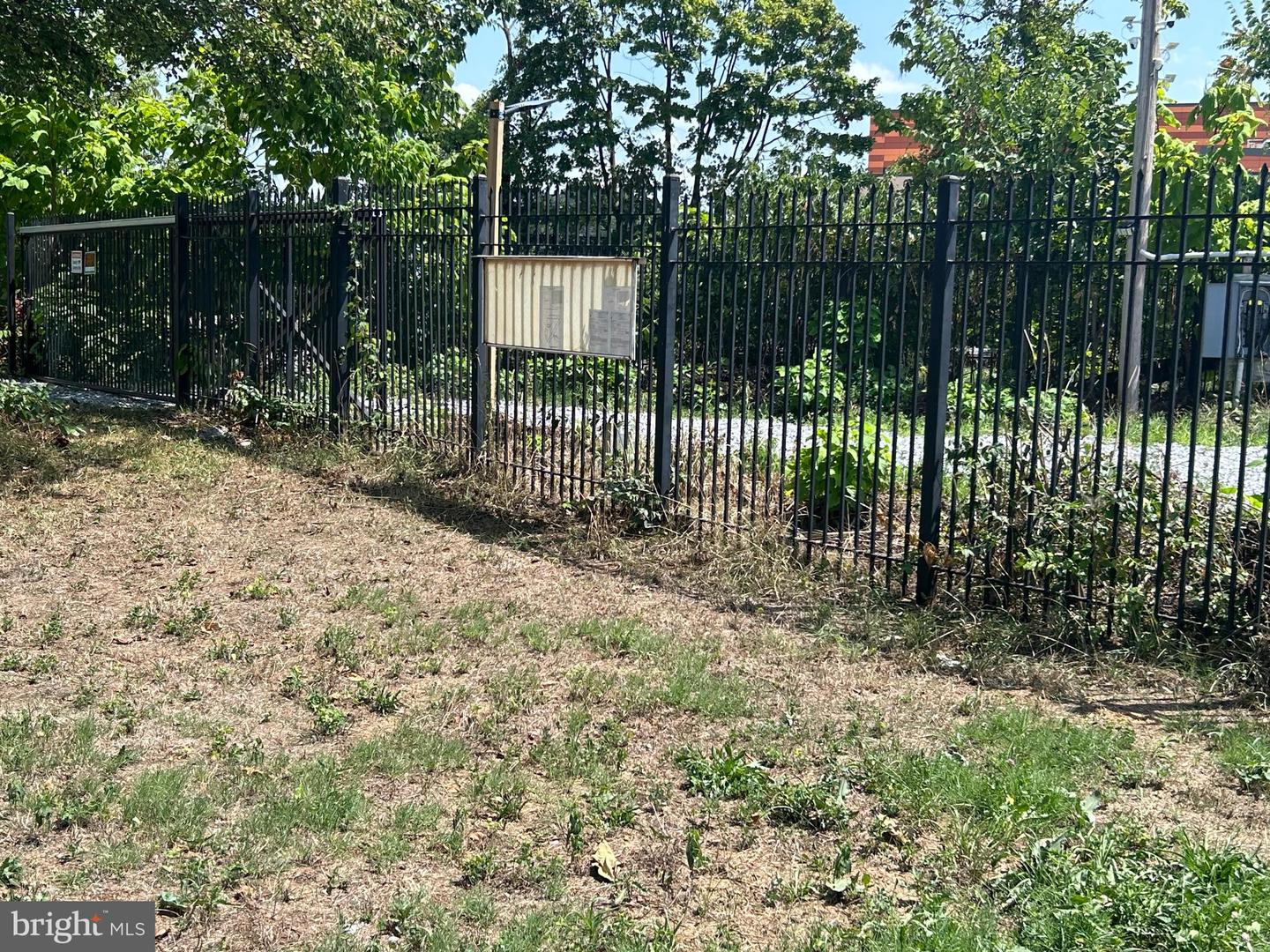 2405 Douglas St Ne Property Photo 3