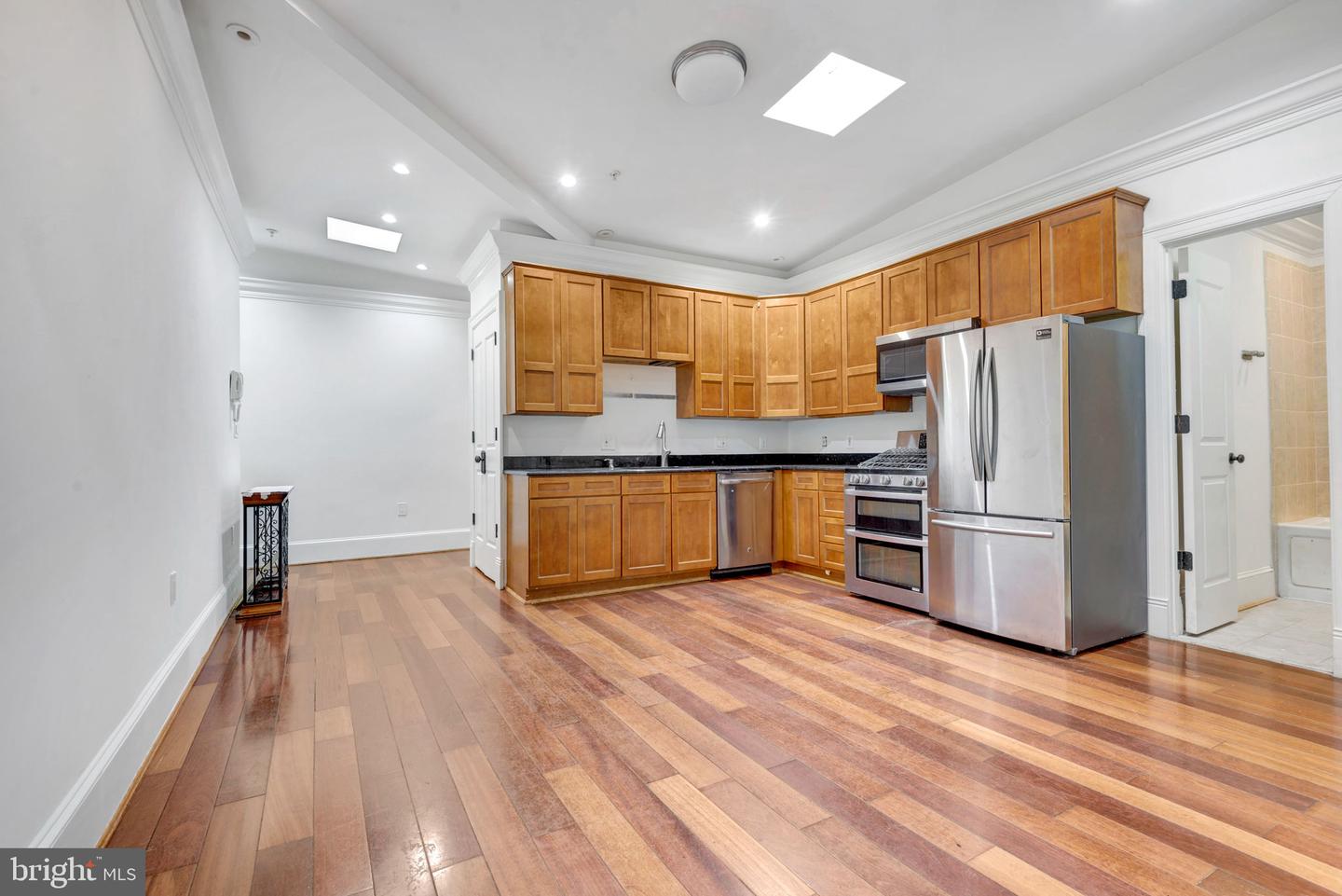 936 Madison St Nw #201 Property Photo 3