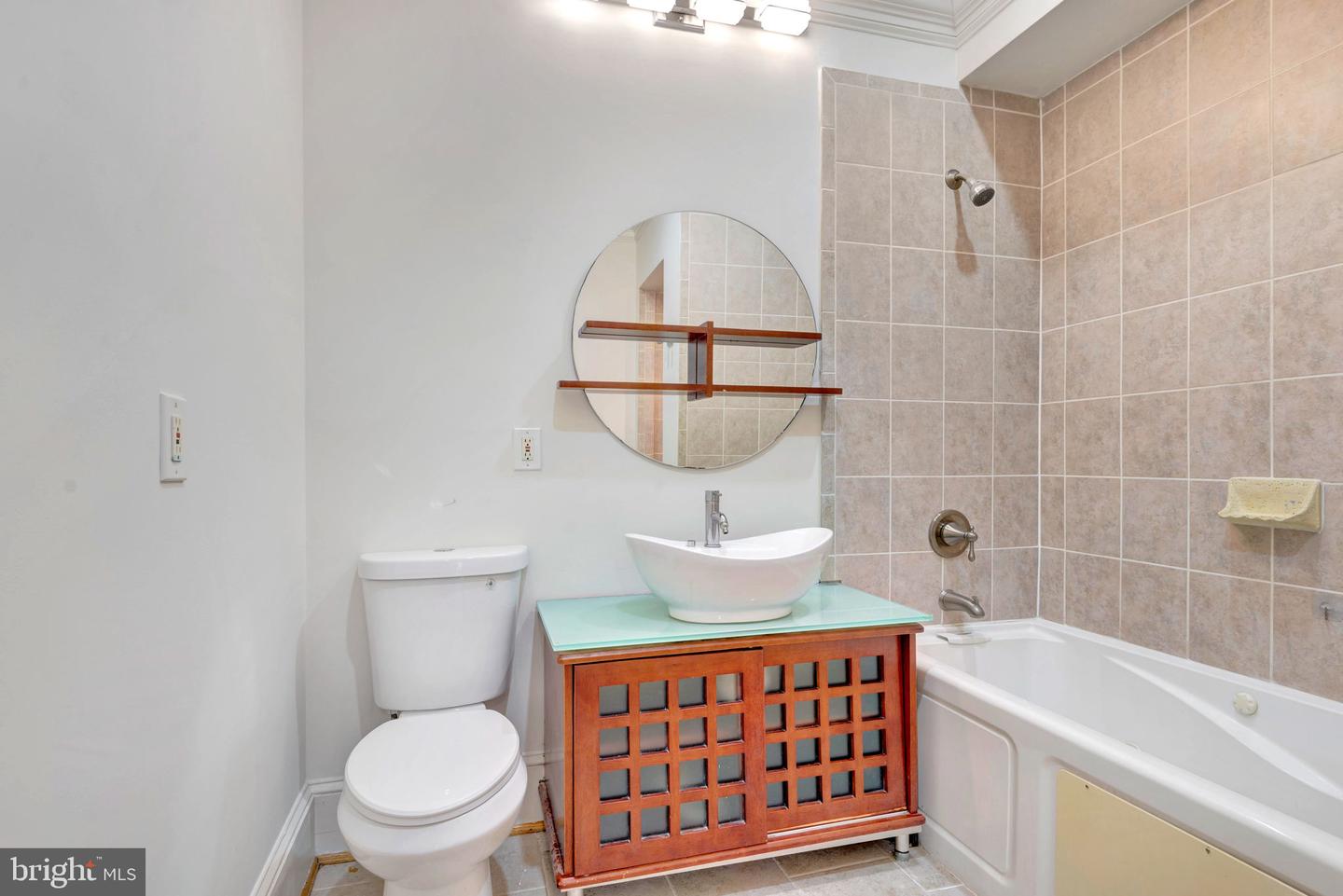 936 Madison St Nw #201 Property Photo 6