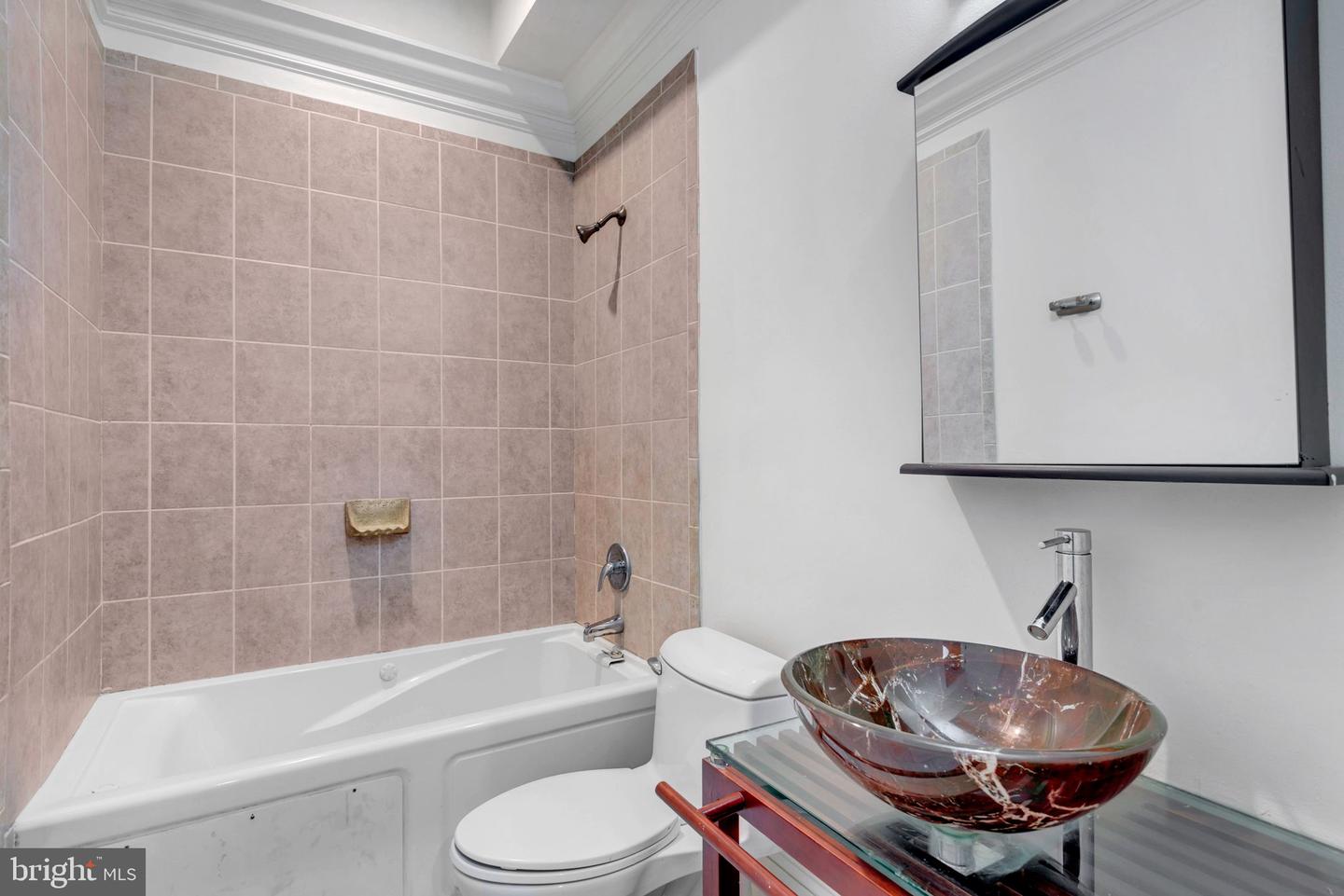 936 Madison St Nw #201 Property Photo 10