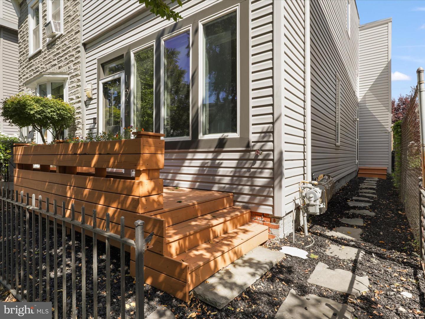 1524 Gales St Ne Property Photo 2